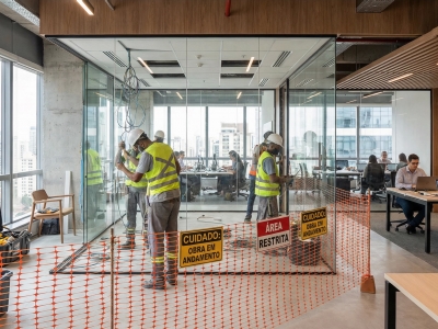 Reformas Corporativas em Ambientes Ocupados: 5 Pilares de Segurança que Evitam Riscos e Paralisações